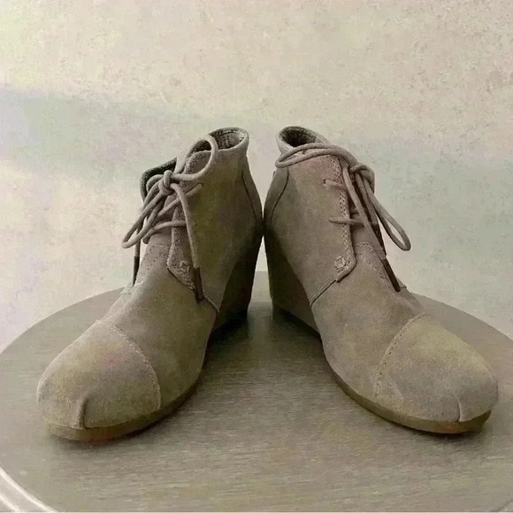 TOMS 8 WOMENS TAN WEDGE ANKLE BOOTIE Faux Suede Preppy Fall Hipster Girly Shoes - Picture 1 of 11